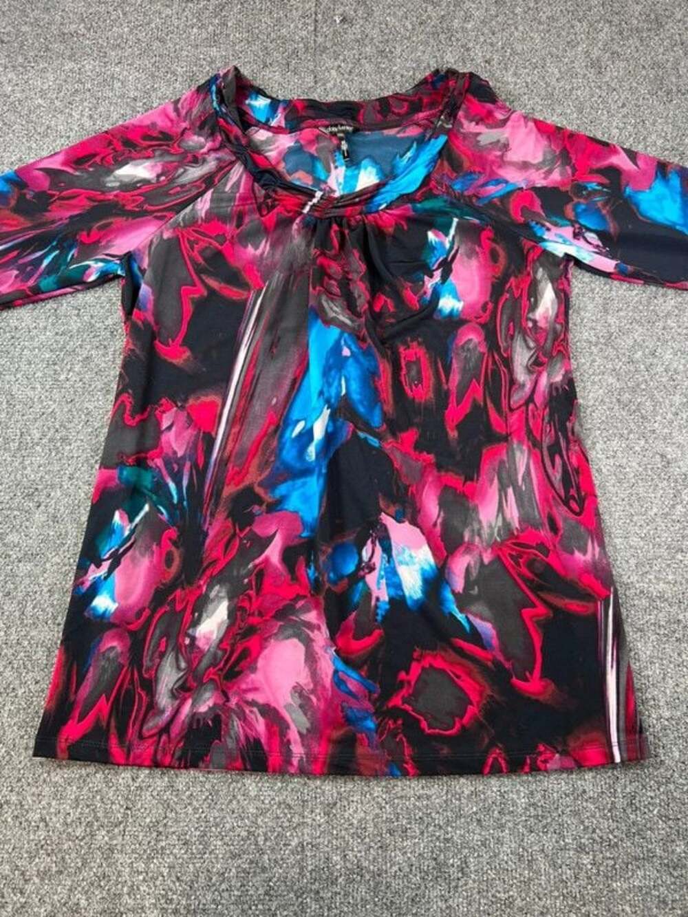 Daisy Fuentes Abstract 3/4th Sleeve Tunic Top size medium B83